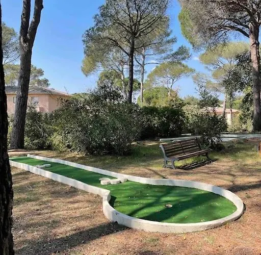 Vu Sur Piscine Apartment *